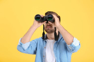 Dürbün ile yakışıklı genç 