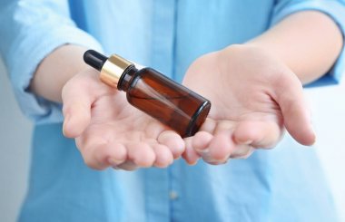 Vanilya özü şişe tutan kadın