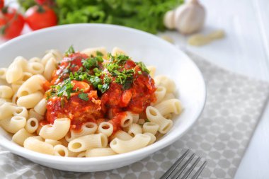 Lezzetli köfte makarna ve Türkiye ile plaka