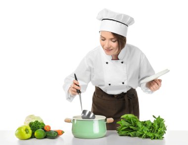 Tencere ve beyaz arka plan üzerinde sebze ile kadın Şef