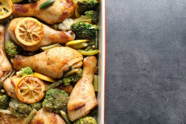 Kavrulmuş Tavuk drumsticks pişirme çanağı içinde 