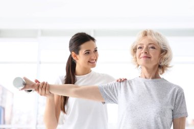 Fizyoterapist modern kliniğinde yaşlı hasta ile çalışma