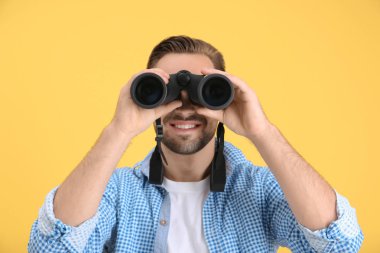 Dürbün ile yakışıklı genç 