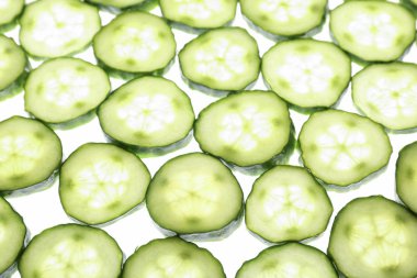 taze salatalık dilimleri  