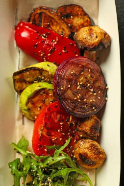 Karton kutu içinde lezzetli ızgara sebze