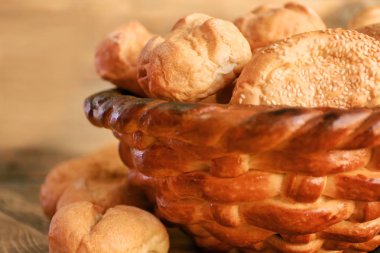 Örgülü ekmek sepeti ile lezzetli çörekler