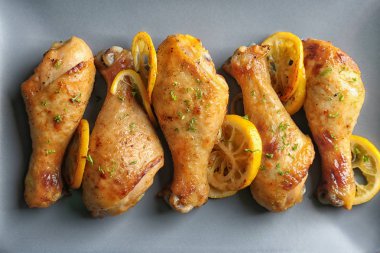 plaka üzerinde Limonlu tavuk sopaları