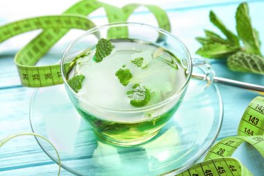 Fincan nane çayı ve ölçüm bandı 