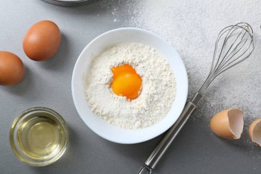 Yumurta bir kapta un ve fırçalamak