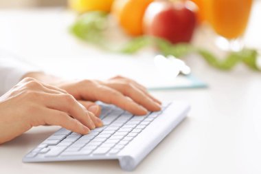 bilgisayar Office ile çalışan beslenme uzmanı