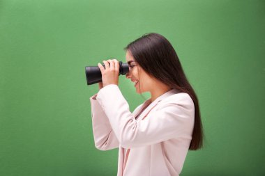 Dürbünü olan güzel kadın 