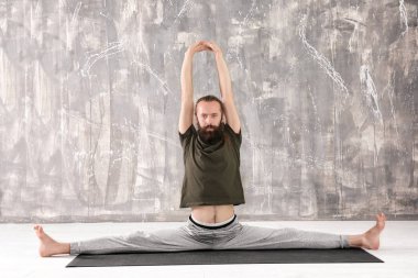 Yoga yapan genç adam. 
