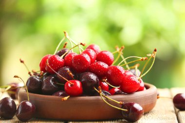 Tahta masada taze kirazlar.