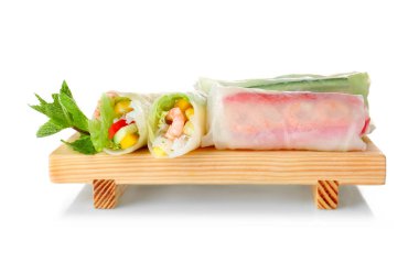 Spring rolls ahşap tahta üzerinde 
