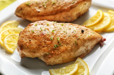 Lezzetli kızarmış tavuk plaka üzerinde