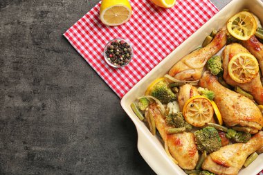 Kavrulmuş Tavuk sopaları ile pişirme çanağı