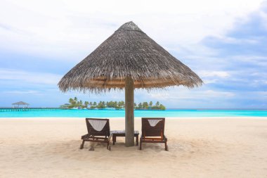 Deniz plaj şezlong ile görünümünü yaz gününde