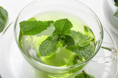 Nane ile bitkisel çay yaprakları 