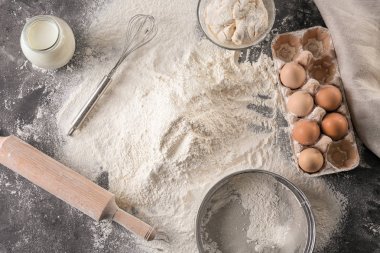Mutfak masasının üstünde un