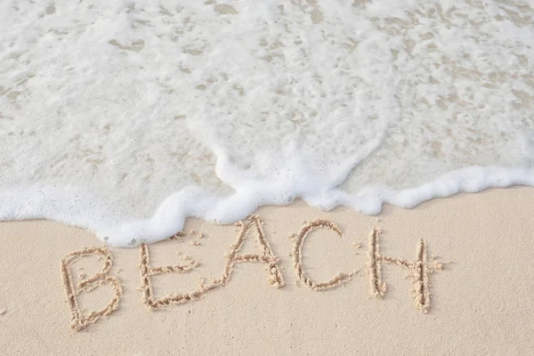 Palabra de playa en la arena en el balneario —  Fotos de Stock