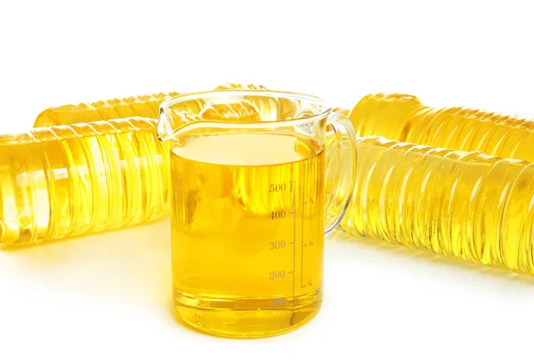 Vaso de precipitados y botellas de aceite de cocina — Foto de Stock