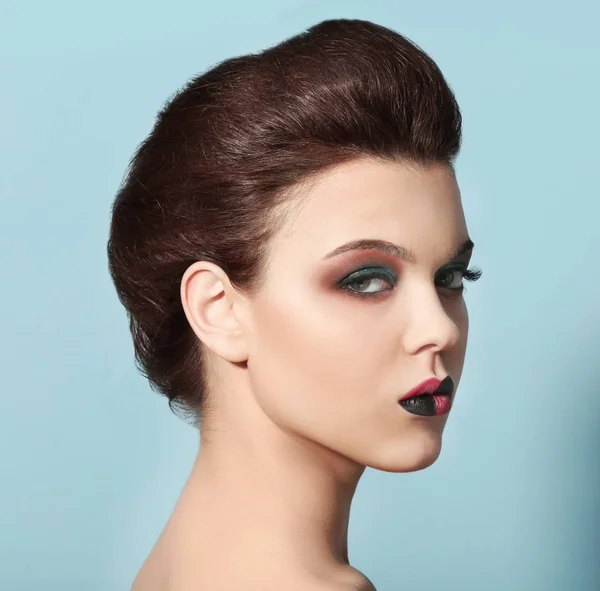 Smuk ung kvinde med kreativ makeup på farve baggrund - Stock-foto