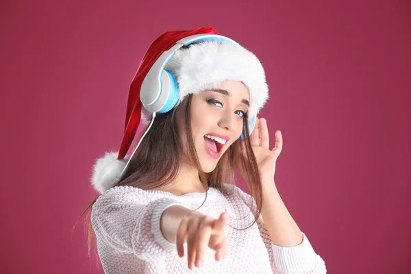 Hermosa joven en sombrero de santa —  Fotos de Stock