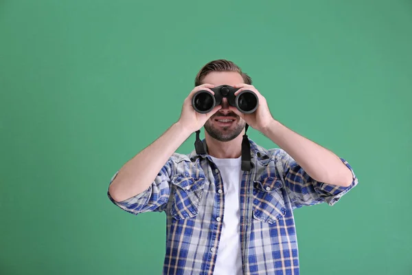 Joven guapo con binocular — Foto de Stock