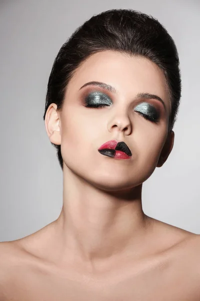 Mulher bonita com maquiagem criativa no fundo claro — Fotografia de Stock