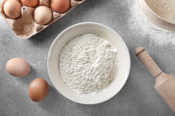 Bowl with white flour and eggs — Stock Photo, Image