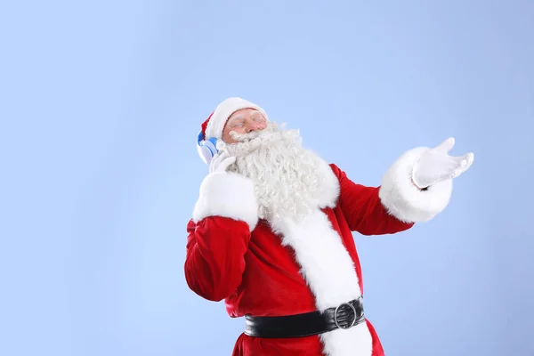 Santa claus luisteren naar muziek — Stockfoto