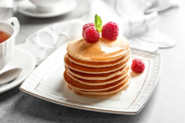 Prato com deliciosas panquecas na mesa — Fotografia de Stock