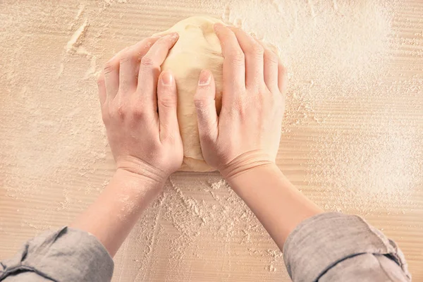 Руки женщины смешивают тесто — стоковое фото