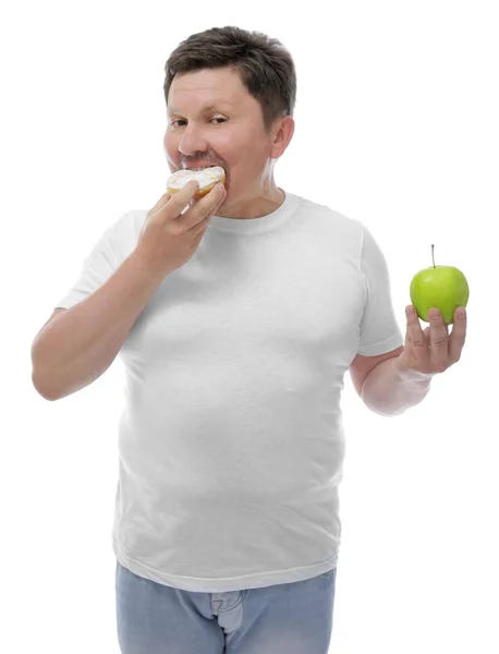 Hombre con sobrepeso con manzana y rosquilla sobre fondo blanco. Concepto de dieta —  Fotos de Stock