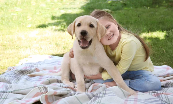 Schattig kind met Labrador Retriever buitenshuis — Stockfoto