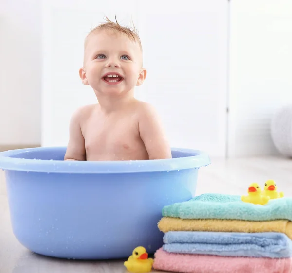 Liten pojke tvätt i Bad bassängen hemma — Stockfoto