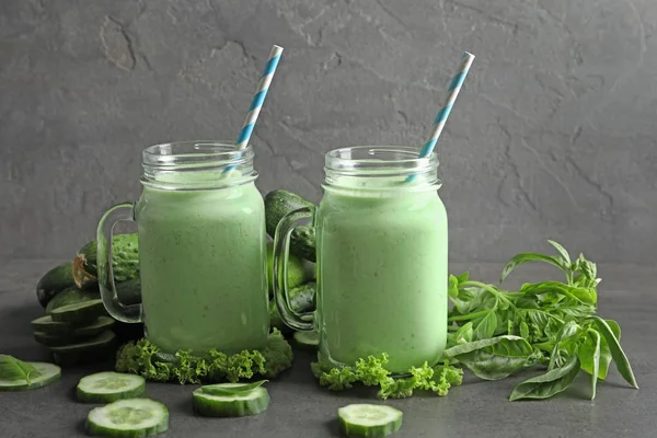 Einmachgläser mit frischem Smoothie und Gemüse — Stockfoto