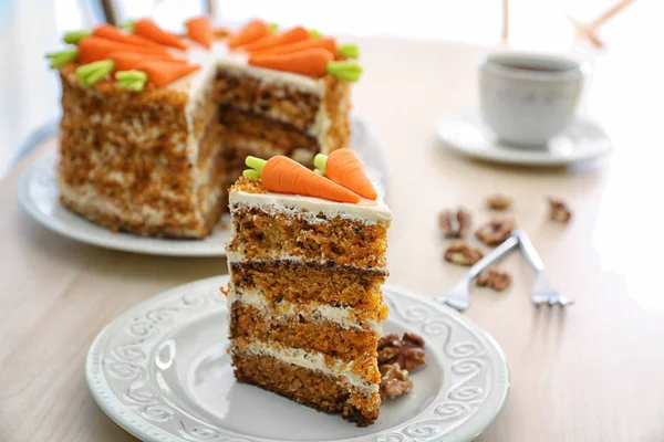 Delicioso pastel de zanahoria en rodajas — Foto de Stock