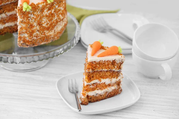 Тарелка с кусочком вкусного морковного пирога — стоковое фото