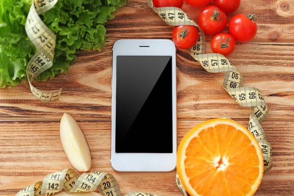 健康的な生鮮食品と携帯電話 — ストック写真