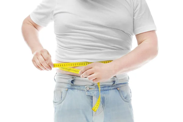 Hombre con sobrepeso midiendo su cintura sobre fondo blanco. Concepto de dieta — Foto de Stock