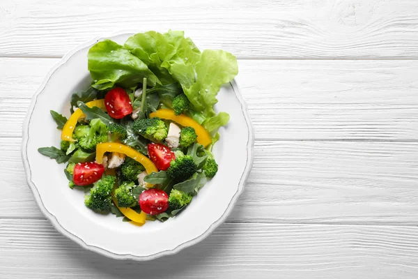 Teller mit Brokkoli-Salat — Stockfoto