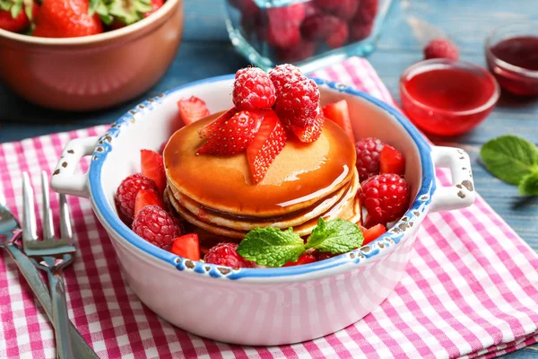 Casserole with delicious pancakes — Stock Photo, Image