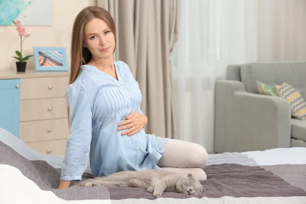 Mulher grávida com gato — Fotografia de Stock