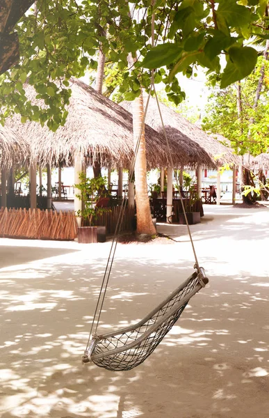 Huśtawki na plaży w tropical resort — Zdjęcie stockowe