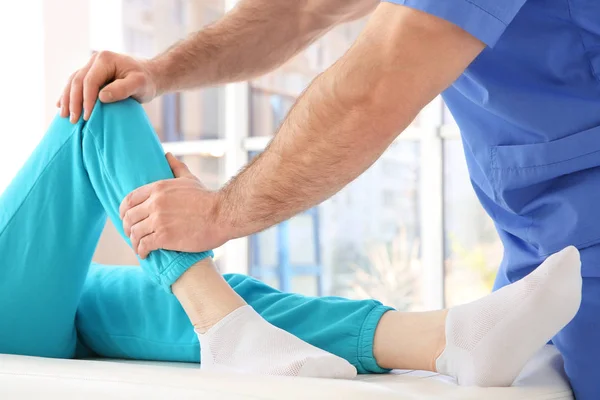 Physiotherapeut arbeitet mit Patient in Klinik — Stockfoto