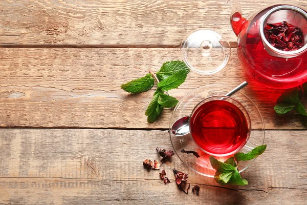Composition avec thé hibiscus sur table — Photo