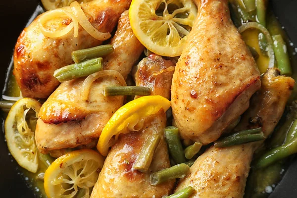 Ayam lezat paha ayam dalam penggorengan — Stok Foto