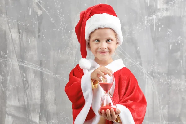 Menina bonito em terno Papai Noel — Fotografia de Stock