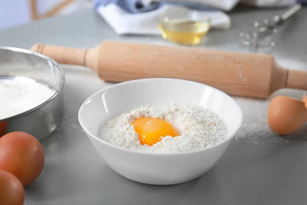 Cuenco con harina y huevo —  Fotos de Stock